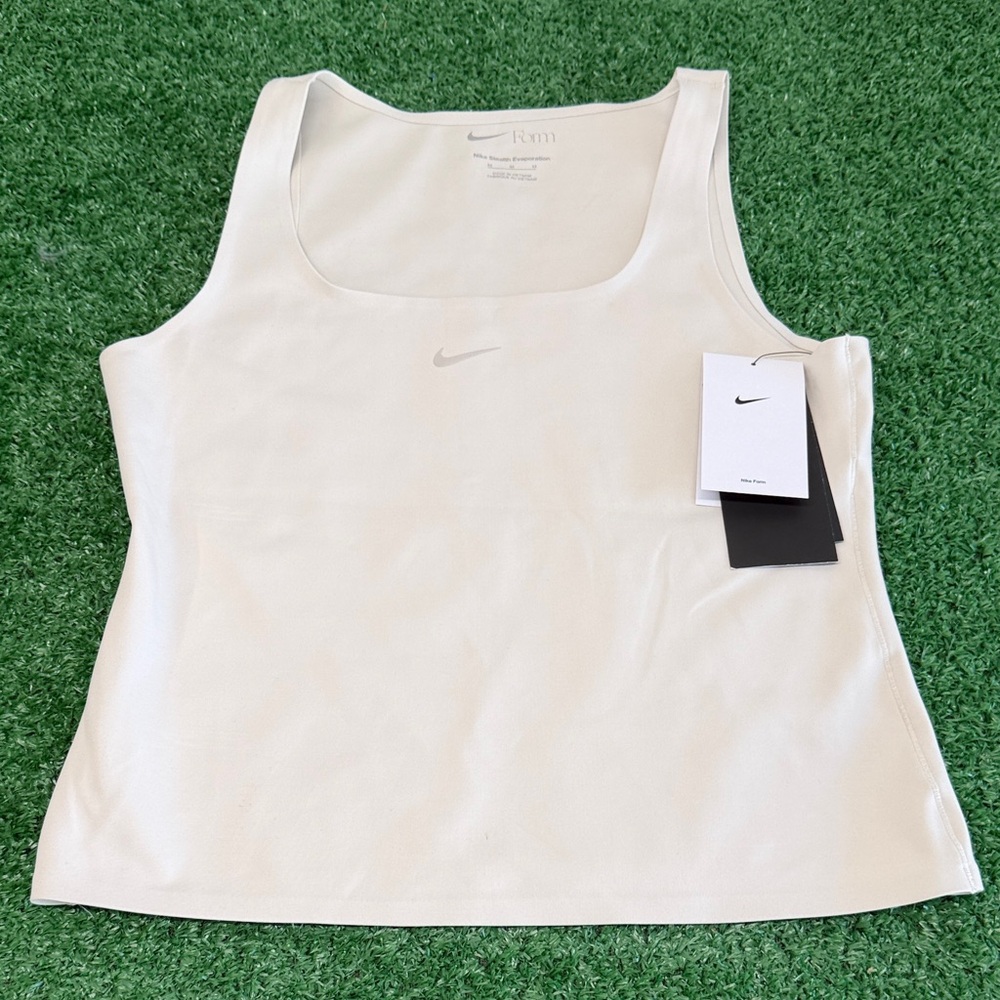 Nike Form Women’s Cream Scoop Neck Tank with Subtle Swoosh. Size Medium. NWT